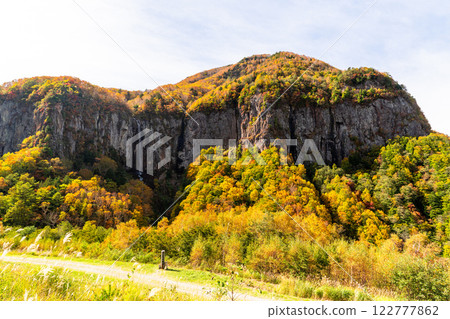 <Nagano Prefecture> Autumn leaves at Yonago Falls - peak of autumn colors 122777862