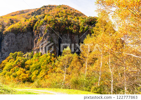 <Nagano Prefecture> Autumn leaves at Yonago Falls - peak of autumn colors 122777863