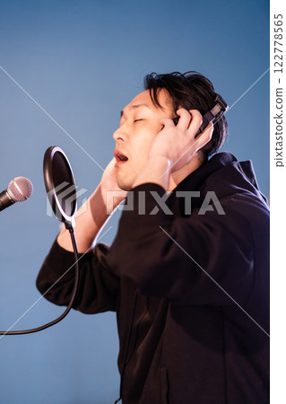 一名年輕人在音響設備前錄音 122778565