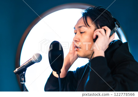 一名年輕人在音響設備前錄音 122778566