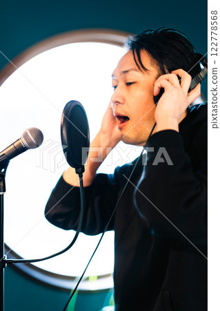 一名年輕人在音響設備前錄音 122778568