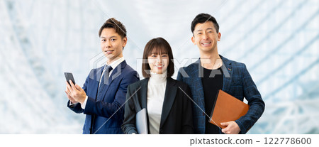 三位男女的商業團隊合作形象 三位男女的商業團隊合作形象 122778600