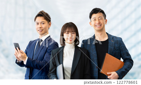 三位男女的商業團隊合作形象 三位男女的商業團隊合作形象 122778601