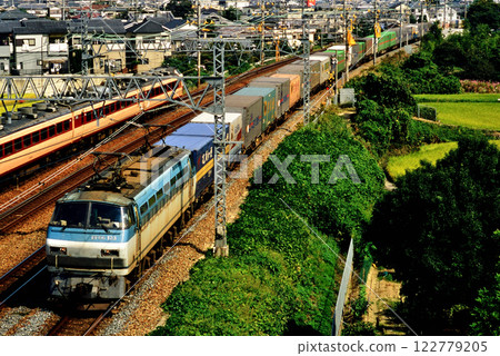 2006年運行於東海道本線上的EF66123次貨櫃貨運列車 122779205