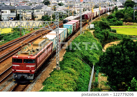 2006年運行於東海道本線上的EF8127次貨櫃貨運列車 122779206