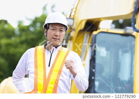 Workers working at a construction site 122779290