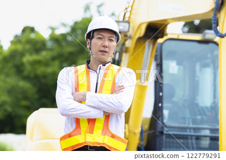 工人在建築工地工作 工人在建築工地工作 122779291