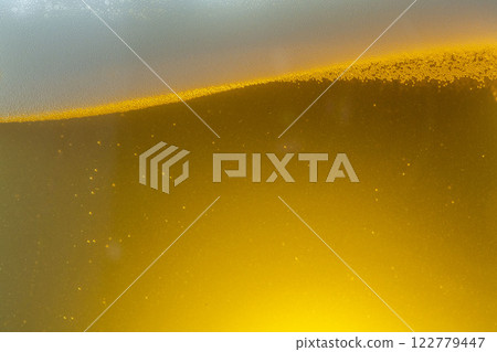 倒入味道最好的生啤酒 122779447