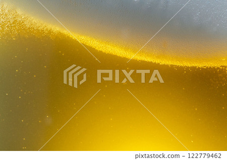 倒入味道最好的生啤酒 122779462