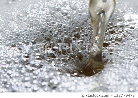 倒入味道最好的生啤酒 倒入味道最好的生啤酒 122779472