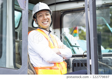 建築工地上的工人 操作起重機的男子 122779697