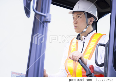 建築工地上的工人 操作起重機的男子 122779698
