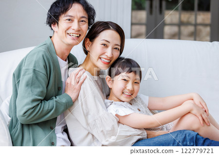 微笑的父母和孩子坐長沙發 122779721