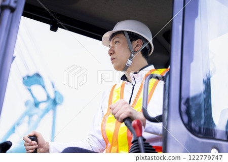 建築工地上的工人 操作起重機的男子 122779747