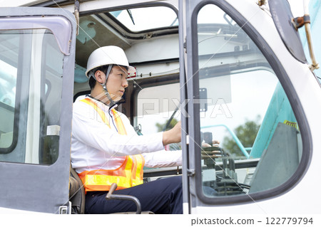 建築工地上的工人 操作起重機的男子 122779794