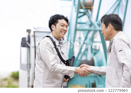 在建築工地工作的工人握手 122779965