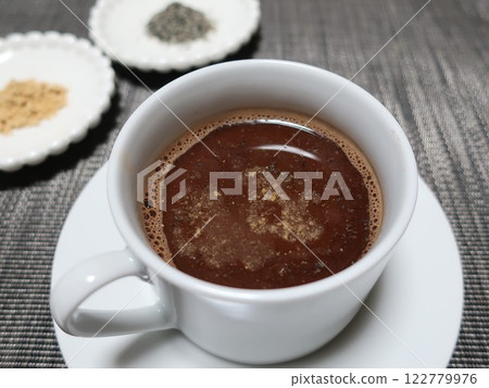 將磨碎的黑芝麻和黃豆粉加入高可可粉中 將磨碎的黑芝麻和黃豆粉加入高可可粉中 122779976