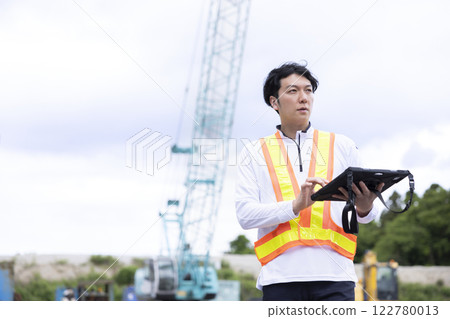 建築工地的工人拿著平板電腦的男人 建築工地的工人拿著平板電腦的男人 122780013