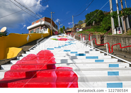 Scenery of the 99 steps of Seopiran in Tongyeong [South Gyeongsang Province, Korea] 122780584