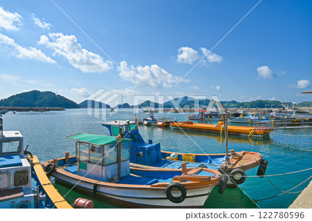 Scenery of the fishing port of Mireuk Island in Tongyeong and the islands of Tongyeong [South Gyeongsang Province, Korea] 122780596