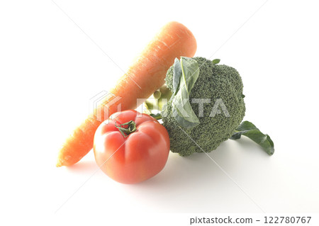 白色背景下拍攝的番茄、胡蘿蔔和綠花椰菜 122780767