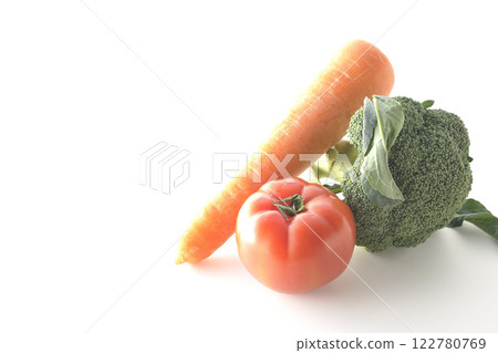 白色背景下拍攝的番茄、胡蘿蔔和綠花椰菜 122780769