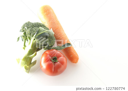 白色背景下拍攝的番茄、胡蘿蔔和綠花椰菜 122780774
