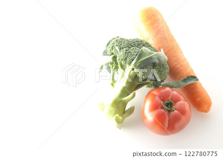 白色背景下拍攝的番茄、胡蘿蔔和綠花椰菜 122780775