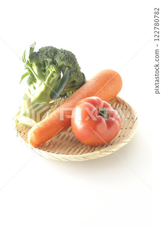 白色背景下拍攝的番茄、胡蘿蔔和綠花椰菜 122780782