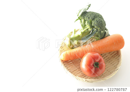 白色背景下拍攝的番茄、胡蘿蔔和綠花椰菜 122780787