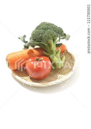 白色背景下拍攝的番茄、胡蘿蔔和綠花椰菜 122780801