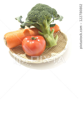 白色背景下拍攝的番茄、胡蘿蔔和綠花椰菜 122780802