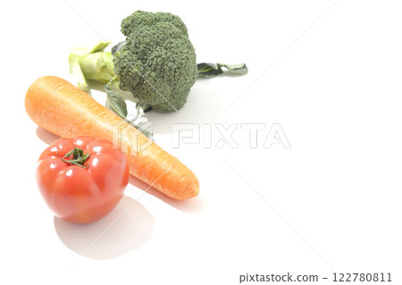 白色背景下拍攝的番茄、胡蘿蔔和綠花椰菜 122780811