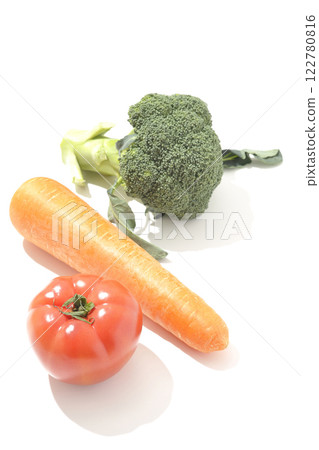 白色背景下拍攝的番茄、胡蘿蔔和綠花椰菜 122780816