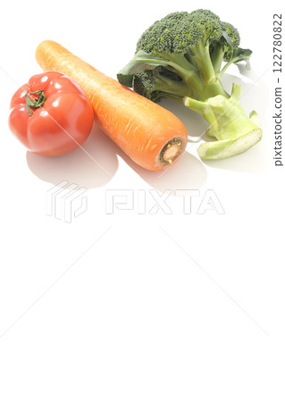 白色背景下拍攝的番茄、胡蘿蔔和綠花椰菜 122780822