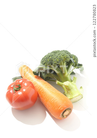 白色背景下拍攝的番茄、胡蘿蔔和綠花椰菜 122780823