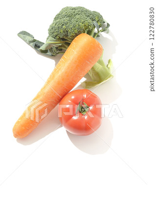 白色背景下拍攝的番茄、胡蘿蔔和綠花椰菜 122780830