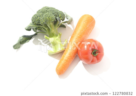 白色背景下拍攝的番茄、胡蘿蔔和綠花椰菜 122780832