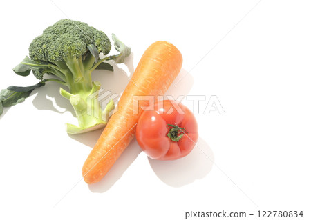 白色背景下拍攝的番茄、胡蘿蔔和綠花椰菜 122780834