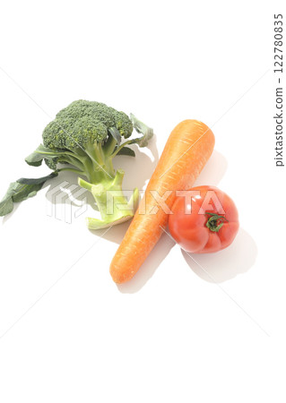 白色背景下拍攝的番茄、胡蘿蔔和綠花椰菜 122780835