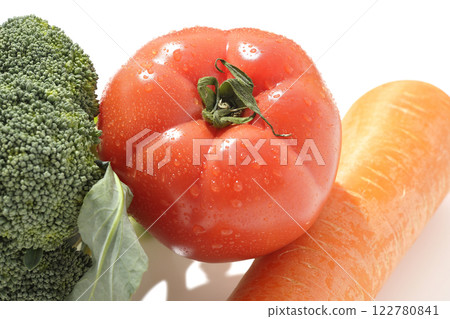 白色背景下拍攝的番茄、胡蘿蔔和綠花椰菜 122780841