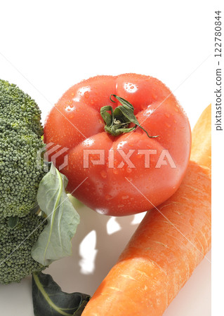 白色背景下拍攝的番茄、胡蘿蔔和綠花椰菜 122780844