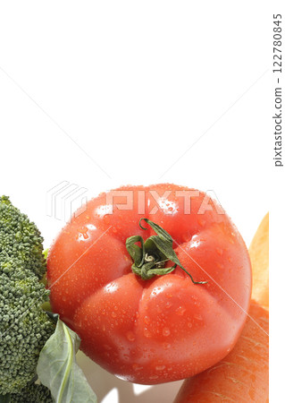 白色背景下拍攝的番茄、胡蘿蔔和綠花椰菜 122780845