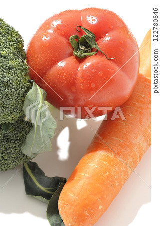 白色背景下拍攝的番茄、胡蘿蔔和綠花椰菜 122780846