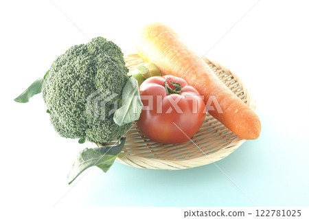 Tomato, carrot, broccoli Tomato, carrot, broccoli 122781025