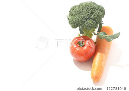 白色背景下拍攝的番茄、胡蘿蔔和綠花椰菜 122781046