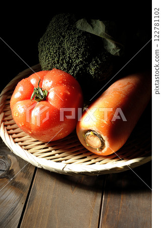 Tomato, carrot, broccoli 122781102