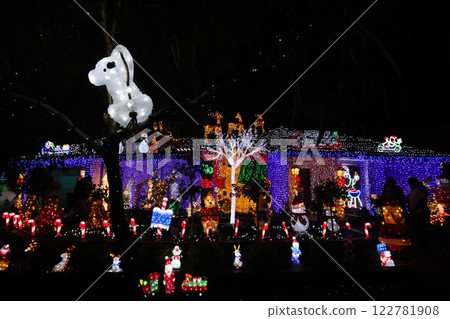 A house decorated with gorgeous Christmas lights from overseas 122781908