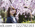背景為京都府京都市鴨川沿岸的一位年輕女子和一棵垂枝櫻花樹 背景為京都府京都市鴨川沿岸的一位年輕女子和一棵垂枝櫻花樹 122782163
