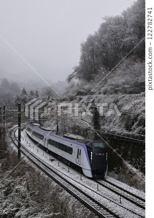 雪景中行駛在中央線上的特快列車 122782741